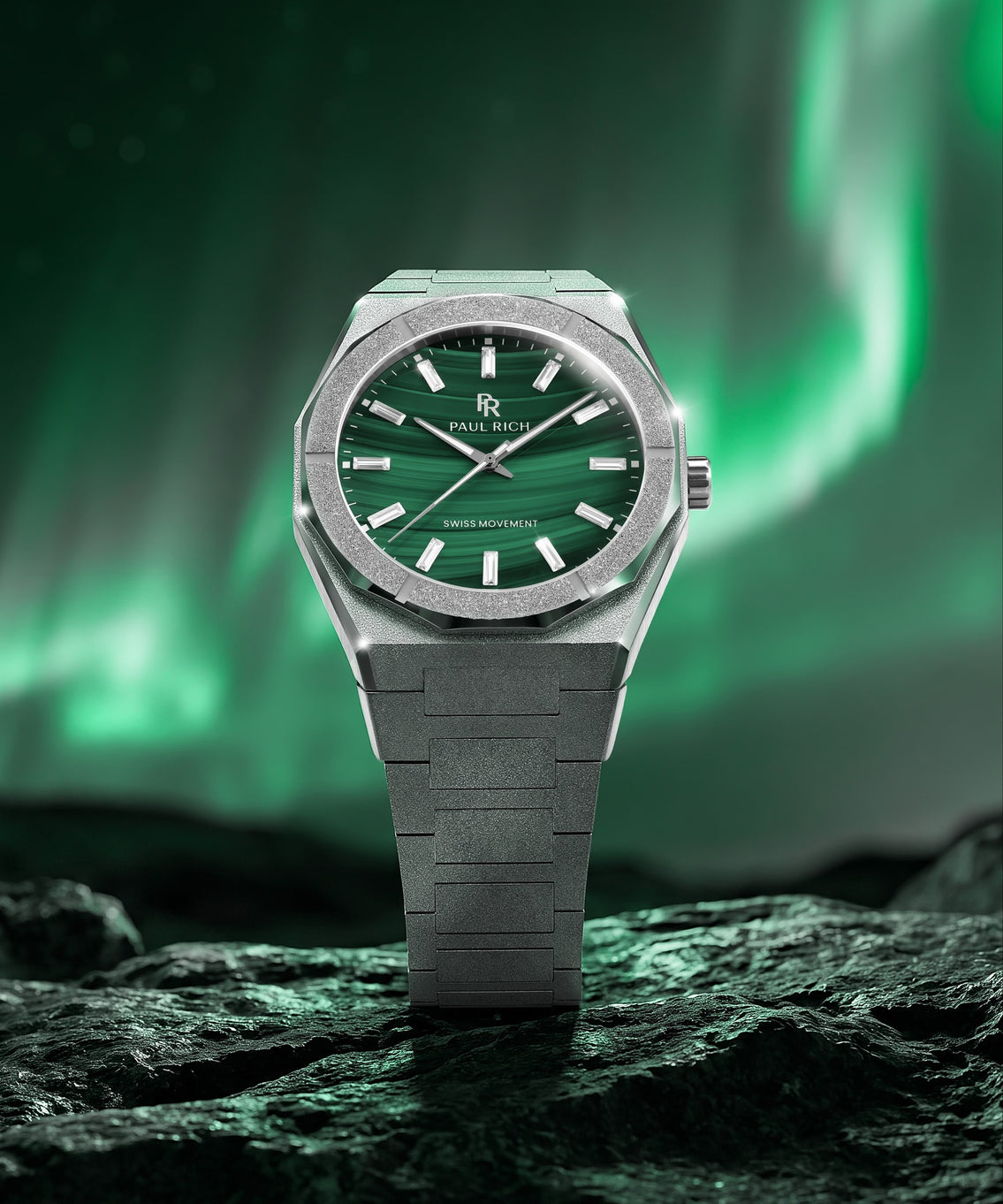 Frosted Star Dust II Malachite Aurora Silver, standing on dark rock under the northern lights